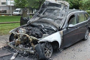 Flammen hinterlassen Schaden an BMW und der Straße