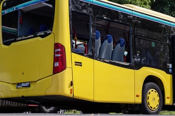 Sprinter gerät auf Gegenfahrbahn und kracht in Bus: Sechs Menschen verletzt