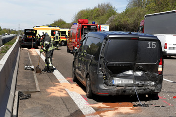 Unfall A4: Crash auf A4 in Sachsen: Ford kracht gegen VW