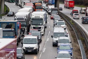 Unfall A99: Langer Stau nach Unfall auf A99 in München