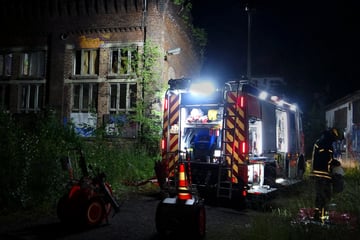 Leipzig: Feuerwehr rückt zu Brand in altem Bahngebäude aus