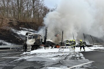Unfall A7: A7 voll gesperrt: Ausgebrannter Lkw mit Kleber sorgt bis in den Abend für Probleme