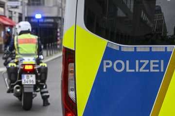 Mann will Motorradfahrer befragen - und rammt dessen Maschine!