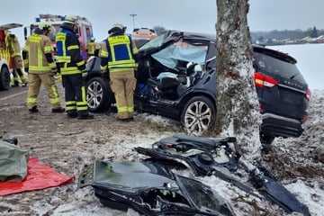 Wegen glatter Fahrbahn: Frau prallt gegen Baum und wird schwer verletzt