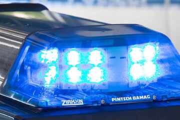 Aus achtem Stock: Mann wirft Flaschen und Steine auf spielende Kinder