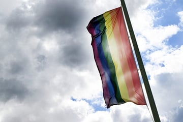 Vor dem Landtag in NRW weht zum ersten Mal in der Geschichte die Regenbogenflagge