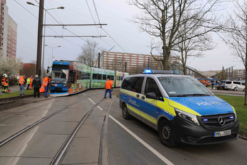 Straßenbahn und Lkw stoßen zusammen! Verkehrschaos in Rostock