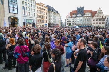 Leipzig: Für mehr Zusammenhalt: Tausend Leipziger setzen Zeichen nach Anschlag beim Berliner CSD