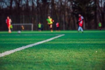Kreisliga-Fußball eskaliert: Spieler mit Klappstuhl geschlagen, Fan sticht zu