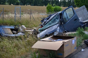 Unfall A4: Unfall auf A4: Transporter krachen zusammen - Vollsperrung, zwei Verletzte