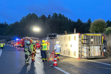 Unfall A92: Großaufgebot nach Geflügel-Crash: Laster mit 2500 Hühnern kippt auf die A92