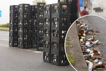 Bierkästen rutschen vom Lastwagen in Leipzig: Hauptstraße voll mit Glasscherben