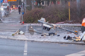 Verkehrschaos auf der Karl-Heine-Straße: SUV zerstört Ampelanlage, doch wer ist gefahren?