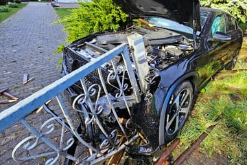 Schwerer Crash: Mercedes kommt von Straße ab und kracht in Tor