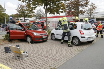 Crash auf Parkplatz in Chemnitz: Rentner klemmt sich eigenes Bein ein
