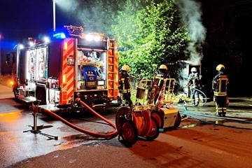 Leipzig: Nächtlicher Einsatz für die Feuerwehr: Kleidercontainer steht in Flammen