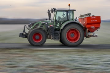 Traktor kommt von Straße ab und droht fünf Meter abzustürzen