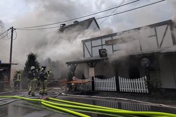 Feuerwehreinsatz in Sachsen: Imbiss in Flammen