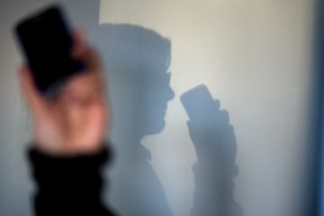 Betrüger wollen Frau abzocken - als sie stutzig wird, fliegen die Fäuste