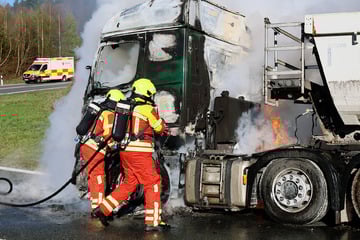 Unfall A3: Laster fängt auf A3 während Fahrt Feuer und brennt aus