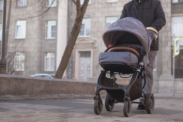 Vater mit Kinderwagen von Auto erfasst: Einjähriges Kind schwer verletzt