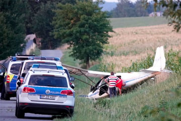 Kleinflugzeug kracht auf Landebahn und schlittert durchs Feld: etwa 60.000 Euro Schaden