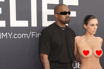 Zum Anbeißen! Bianca Censori sorgt in knappem Candy-Outfit für Aufsehen
