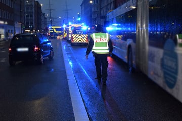 Mercedes kollidiert mit Linienbus: 68-Jähriger schwer verletzt