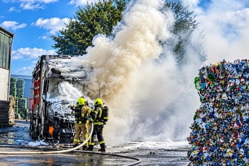 70.000 Euro Schaden: Lkw fängt plötzlich an zu brennen