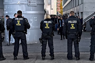 München: Fans ohne Ticket im ICE: Absperrungen und Massenkontrolle am Hauptbahnhof