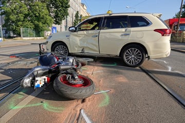 Verbotenes Wendemanöver in Dresden: Taxi erfasst Motorrad, zwei Verletzte