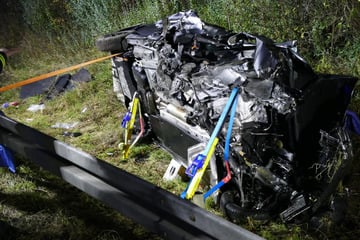 Unfall A3: Schwerer Unfall auf A3: Skoda verliert Motor, Frau in Wrack eingeschlossen