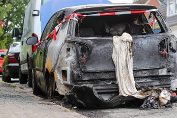 Vom Nachbarn bedroht? VW Golf steht in Flammen: Brandstiftung nicht auszuschließen
