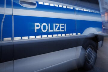 Während sie im Auto wartet: 16-Jährige beraubt und verletzt