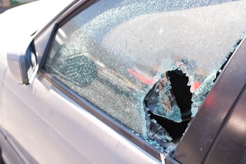 66-Jähriger schleudert Stahlkugeln auf fahrendes Auto