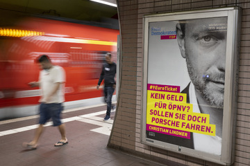 Satirisches FDP-Plakat zum 9-Euro-Ticket sorgt für Empörung: "Sollen sie doch Porsche fahren"