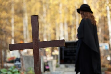 Rentner Gerhard setzt sich auf Friedhof einfach neben Trauernde: "Jetzt wohnen wir zusammen"