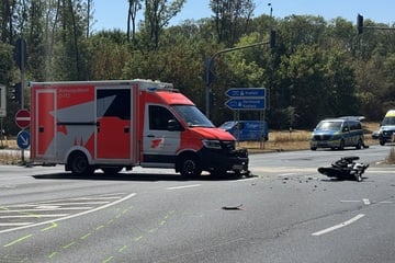 Tragischer Crash: RTW kracht mit Harley-Fahrer zusammen, dieser wird schwer verletzt