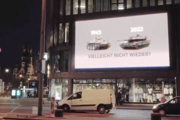 Berlin: Panzer rollen über Reklametafel am Berliner Ku'damm: Das steckt dahinter