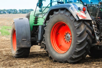 Traktor-Rad bricht während der Fahrt ab: Vier Verletzte, darunter ein Kind