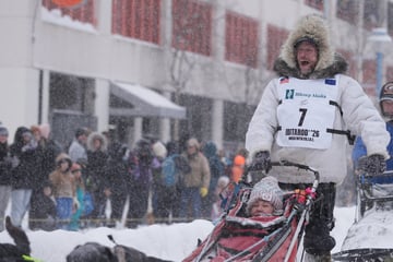 Veteran musher Jessie Holmes claims second consecutive Iditarod win!