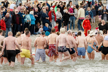 Anbaden in 13 Grad kalter Ostsee: "Das Meer ist eröffnet"