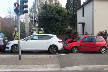 Autofahrer verpennt Bremsung vor Kreuzung und löst Domino-Unfall aus - fünf Verletzte