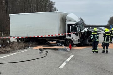 Unfall A1: Schwerer Unfall zwischen Lastwagen und Autos sorgt für Vollsperrung der A1