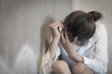 Tochter beschuldigt ihre Mutter der Vergewaltigung und bringt sie ins Gefängnis!