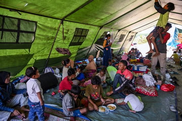 Fast 13.000 Menschen nach schwerem Erdbeben obdachlos