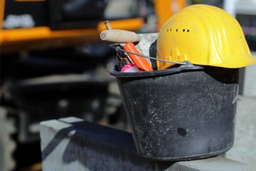 Arbeiter stürzt in die Tiefe: Rettungskräfte können nichts mehr tun