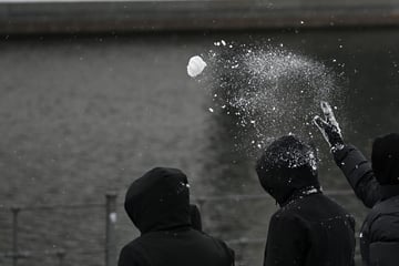 Schneeballwurf endet im Krankenhaus: Audi fährt 18-Jährigem über Füße