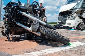 Motorrad kracht in Wohnmobil: Biker stirbt noch am Unfallort