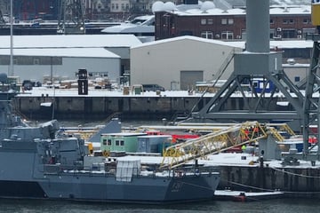 Hamburg: Rettungseinsatz auf Marine-Schiff: Person muss reanimiert werden